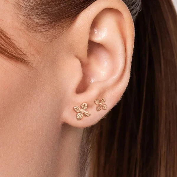 KIT BRINCO FLOR BANHADO A OURO 18K - TAM.ÚNICO - Imagem 3