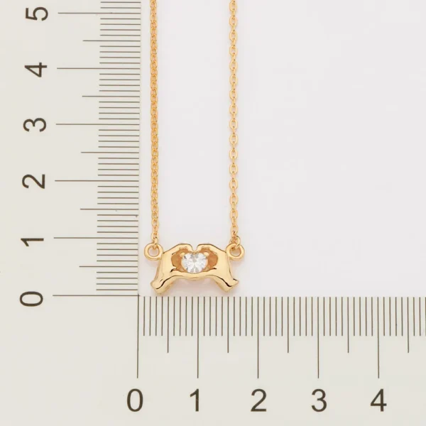 GARGANTILHA CORAÇÃO NAS MÃOS BANHADA A OURO 18K - TAM.50 - Image 3